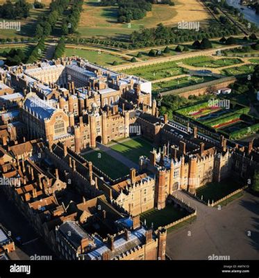 Die View of Hampton Court Palace - Eine monumentale Darstellung von Architektur und Hofkultur!